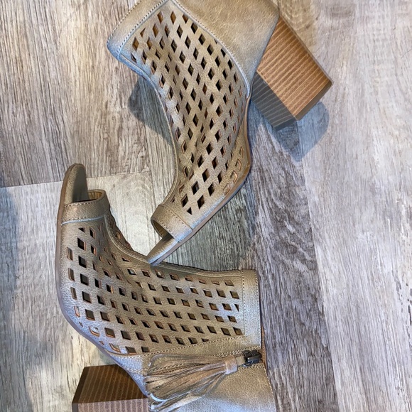 Jellypop Women’s Madison Tan Block Heel Peep Toe Sandals w/Tassel Zip sz 8.5 (L) - Picture 2 of 9